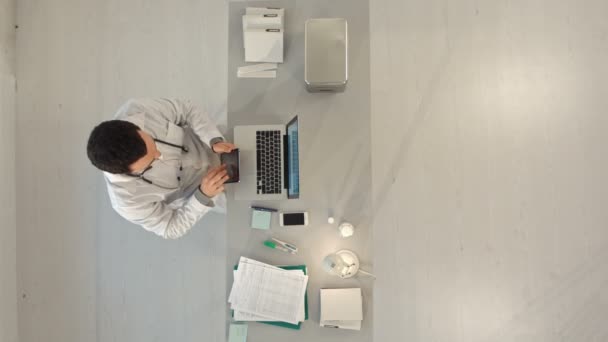 Vista dall'alto del medico guardando i raggi X sul tablet — Video Stock