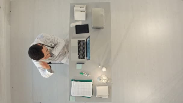 Timelapse Male doctor working at a table with a laptop. Top view — Stock Video