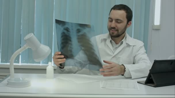 Médico feliz trabalhando no escritório, escrevendo, sorrindo . — Vídeo de Stock