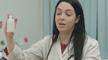 Sunulması ve tavsiye gülümseyen kadın doktor ilaçlar