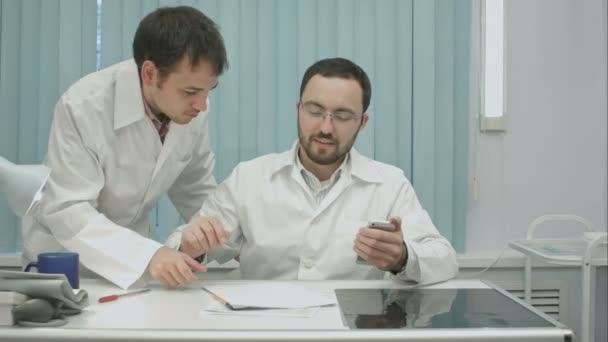 Tema médico: pasante pedir a poner signo de su mentor — Vídeo de stock