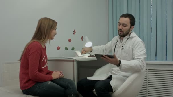 Maschio medico barbuto consultare il cliente con tablet pc . — Video Stock