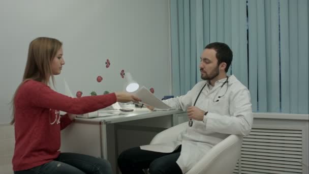 Прекрасный медицинский представитель представляет новый продукт доктору — стоковое видео