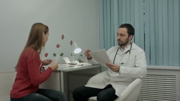 Belle représentante médicale présentant un nouveau produit au médecin — Video