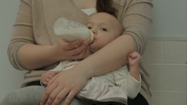 Bebé recién nacido comiendo leche del biberón — Vídeos de Stock