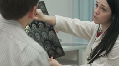 Kliniği kadın doktor röntgen erkek hastaya göster:.