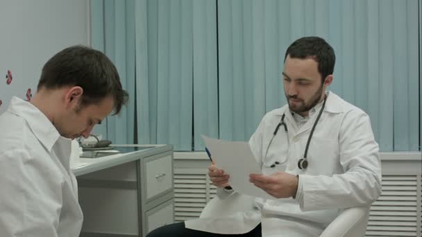 Médico mentor não está feliz com os resultados da prática médica do estagiário — Vídeo de Stock