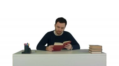 Genç ve konsantre öğrenci Beyaz arka plan izole bir kitap okur