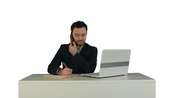 Jeune homme d'affaires parlant au téléphone au bureau. sur fond blanc isolé — Video