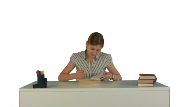 Hermosa estudiante femenina leer libro sobre fondo blanco aislado — Vídeos de Stock