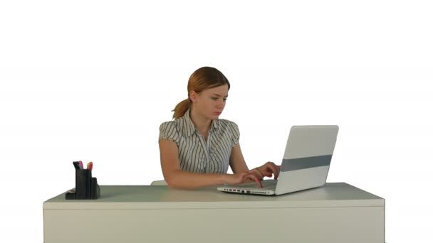 白い背景にノートパソコンで働くビジネスウーマンは孤立 — ストック動画