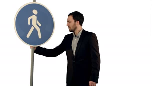 Mann Kreuz zu Fuß Zeichen auf weißem Hintergrund isoliert — Stockvideo