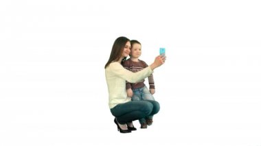 Anne ve Oğlu beyaz arka planda selfie için poz izole