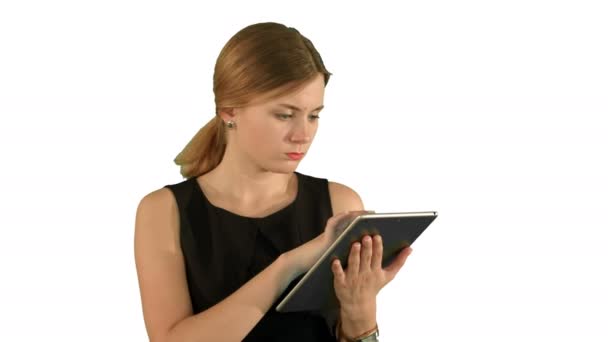 Fiatal nő egy tabletta fehér háttérrel izolált — Stock videók