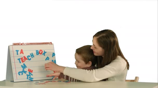 Mère et fils font mot maman sur le bureau sur fond blanc isolé — Video