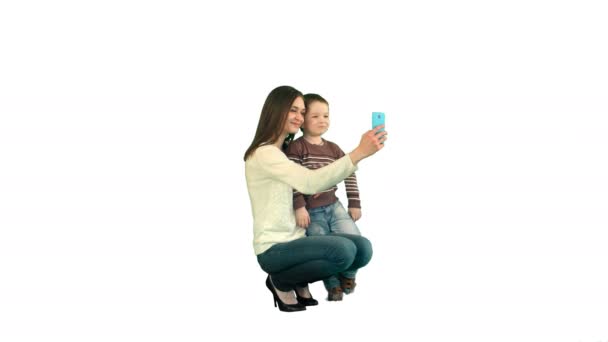 Anne ve Oğlu beyaz arka planda selfie için poz izole — Stok video