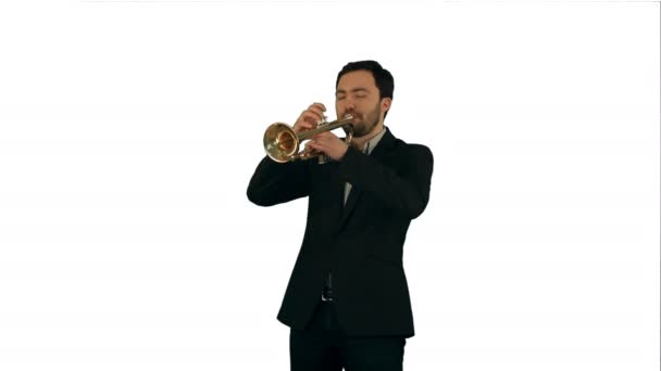 Retrato de un joven tocando su trompeta sobre fondo blanco aislado — Vídeos de Stock