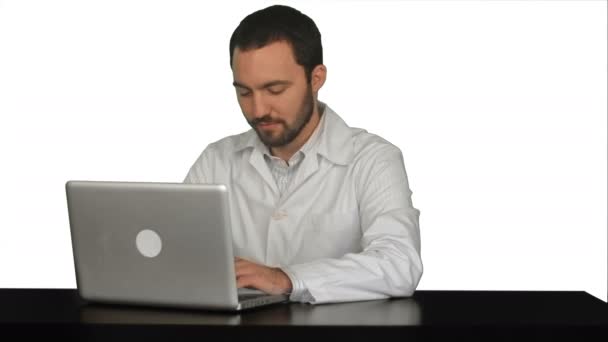 集中在白色背景上的医疗办公室使用便携式计算机的男医生 — 图库视频影像