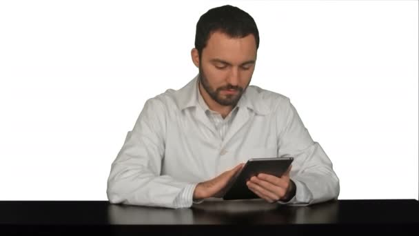 Médico masculino con tableta digital en consultorio médico sobre fondo blanco — Vídeo de stock