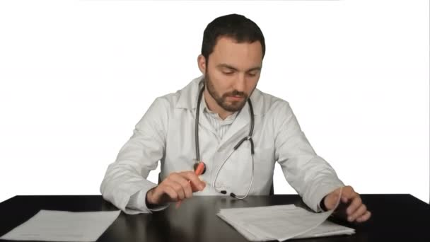 Dühös orvos jelentő asztalnál fehér háttér — Stock videók