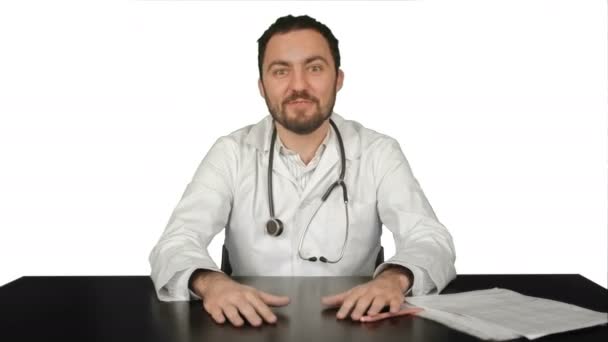 Médico varón sonriente en consultorio médico sobre fondo blanco — Vídeos de Stock