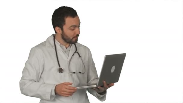 Médecin ayant une vidéoconférence sur ordinateur portable avec patient sur fond blanc — Video