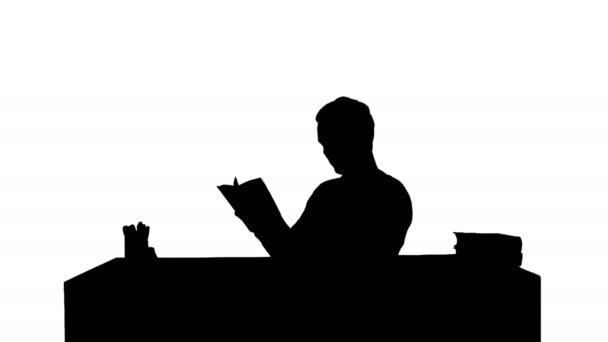 Silhouette Portrait d'un étudiant homme lisant un livre — Video