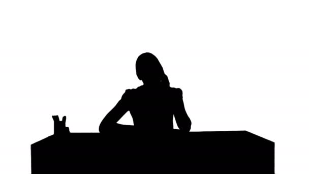 Silhouette Geschäftsfrau im Büro mit Telefon — Stockvideo