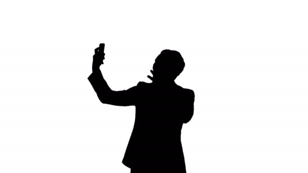 Silhouette uomo d'affari prendendo un selfie — Video Stock