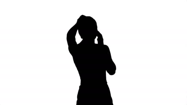 Silhouette Portrait de jeune femme heureuse parlant sur téléphone portable — Video