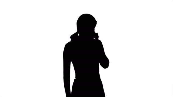 Silhouette Portrait de femme d'affaires souriante téléphone parlant — Video