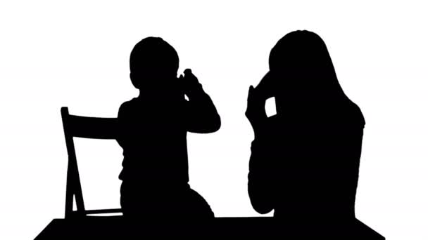 Silhouette hijo con su madre bebiendo té — Vídeos de Stock