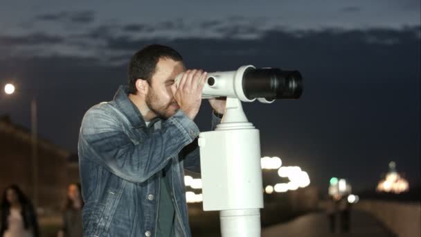 Homme utilisant un télescope à pièces bénéficiant d'une vue imprenable sur la ville — Video