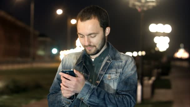 Unga män i staden med sin smartphone. — Stockvideo