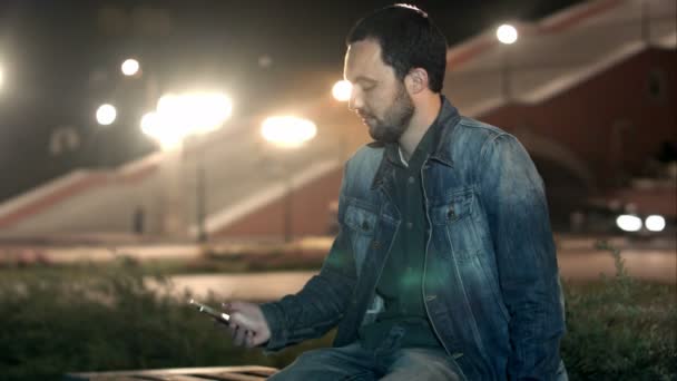 Joven hablando por teléfono en la ciudad de la noche — Vídeos de Stock