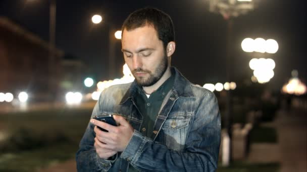 Człowiek wysłać SMS przez komórkę z mylić wyraz twarzy — Wideo stockowe