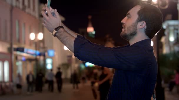 Retrato del hombre sonriente tomando fotos de sí mismo — Vídeo de stock