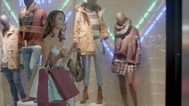 Kadın çantaları ile alışveriş merkezinde. Shopwindow arka plan üzerinde seyir Mall kız moda.