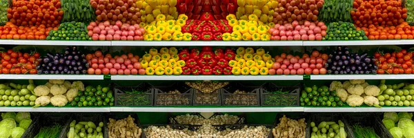 Groenten op plank in supermarkt — Stockfoto