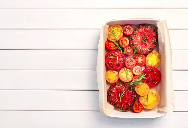 Paj med tomater, olivolja, parmesanost och rosmarin på pa — Stockfoto