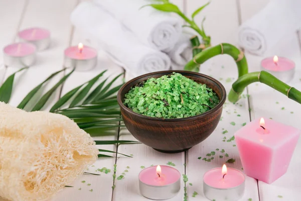 Spa. Grüne Kräuter Spirulina Salz in Keramikschale, Wellnesstücher, rosa Duftkerze und Bambus — Stockfoto