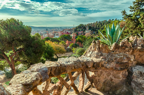Керамический парк мозаики Guell в Барселоне, Испания
