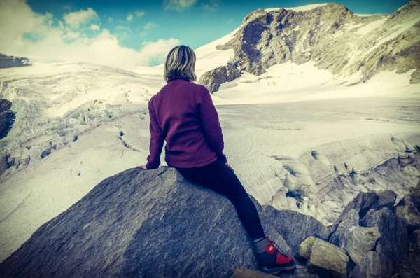 Femeie tânără excursionist stând pe vârful muntelui — Fotografie, imagine de stoc