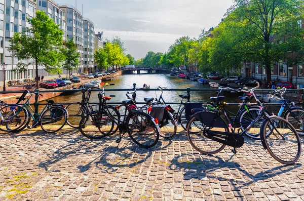 自行车上桥，阿姆斯特丹，荷兰 — 图库照片