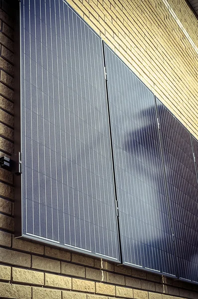 Ηλιακούς συλλέκτες στον τοίχο — Φωτογραφία Αρχείου