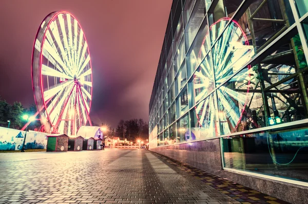 Dönme dolap gece parkta, Kharkiv, Ukrayna
