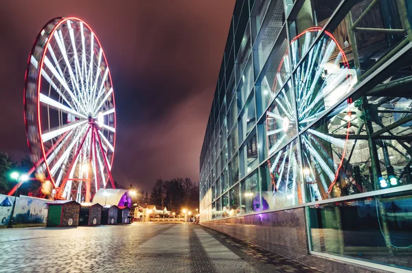 Dönme dolap Gorki Park yansıması, Kharkiv ile — Stok fotoğraf