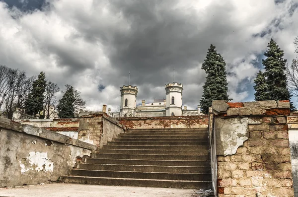 Gammalt slott med trappor under moln — Stockfoto