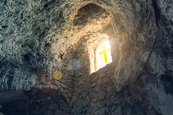 Luz do fluxo de luz solar através da janela com cruz — Fotografia de Stock