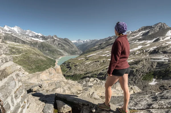 Senderista femenina de pie en la roca de la cima de la montaña disfrutando de la vista de v —  Fotos de Stock